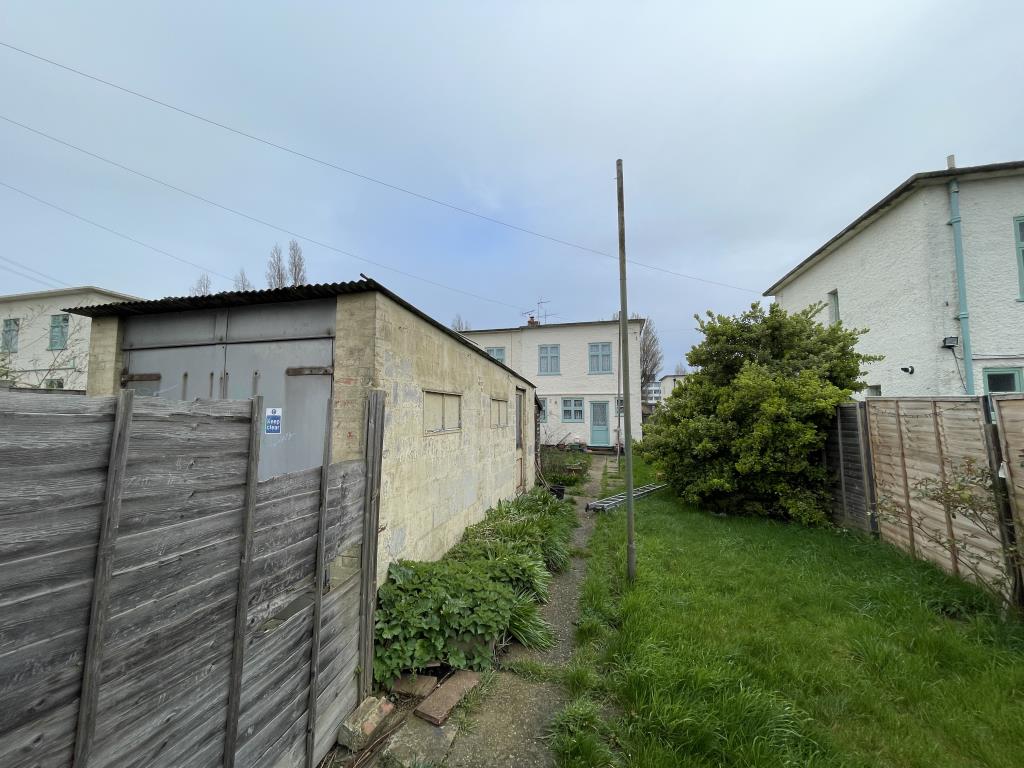 Lot: 112 - SEMI-DETACHED HOUSE FOR IMPROVEMENT - Garden
